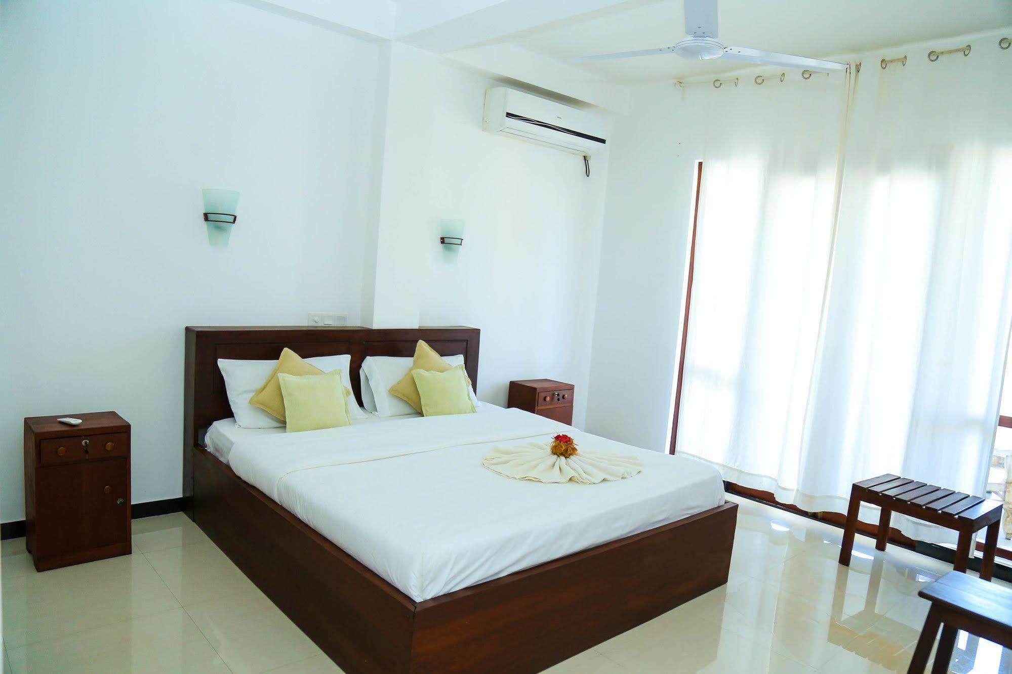 Aurora Hotel Хиккадува Экстерьер фото